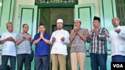 Para tokoh lintas agama berdoa untuk perdamaian dan rekonsiliasi di Sampang, Madura. (Foto: VOA/Petrus Riski)