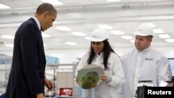 奥巴马总统参观德克萨斯州奥斯汀应有材料公司时，硅圆片映射出他的头像。（2013年5月9日）