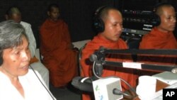 ព្រះតេជ​ព្រះគុណ​ សួន សុខសាន​ ព្រះគ្រូ​ធម្មាចារ្យ​ក្នុង​កម្មវិធី​សមាទាន​ធុតង្គ ​នៅ​ព្រៃ​ឱរ៉ាល់​ក្នុង​ខេត្ត​កំពង់​ស្ពឺ​ ព្រះតេជគុណ​ សុខ វ៉ា​ គង់​នៅ​ព្រៃ​ធុតង្គ​ ស្រែ​ពស់​ ស្រុក​ឱរ៉ាល់​ ខេត្ត​កំពង់ស្ពឺ​ និង​ឧបាសិកា​ ឡេង​ ចេង​លាង​ អធិបតី​រង​ទី៣​នៃ​ពុទ្ធមណ្ឌល​