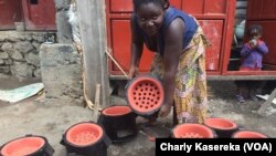 Unité de production des braseros écologiques (Foyer Amelioré) à Goma, le 13 décembre 2016. (VOA/Charly Kasereka)