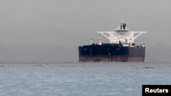 Eron nefti ortilgan tanker Singapur yaqinida. 1-mart, 2012-yil. G'arb sanksiyalari Eronning qora oltin savdosiga ziyon qilmoqda.
