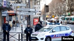 Des policiers dans Paris, 7 janvier 2016