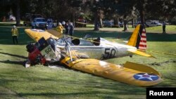 Pesawat yang diterbangkan oleh aktor Harrison Ford di tanah setelah mendarat jatuh di Lapangan Golf di Venice, California (5/3). (Reuters/Lucy Nicholson)