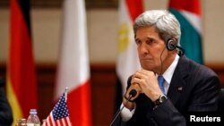 AQSh davlat kotibi Jon Kerri Suriyaga doir xalqaro majlisda qatnashmoqda, Ammon, 22-may, 2013-yil