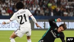 Le milieu de terrain émirati d'Al-Jazira, Yaqoub al-Hosani, à gacuhe, est face au milieu de terrain croate du Real Madrid Mateo Kovacic lors de la demi-finale de la Coupe du Monde des Clubs de la FIFA à Abu Dhabi le 13 décembre 2017.