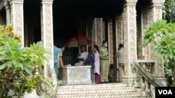 ធាតុ​របស់​លោក កាំង ហ្កេចអ៊ាវ ហៅ ឌុច អតីតប្រធានគុកទួលស្លែង ឬមន្ទីរស២១ ដែល​បាន​ស្លាប់​ក្នុងអាយុ ៧៨ ឆ្នាំ ត្រូវបាន​ក្រុមគ្រួសារ​នាំយក​ទៅគេហដ្ឋាន ពីនៅវត្តចាក់អង្រែក្រោម រាជធានីភ្នំពេញ កាលពី​ថ្ងៃទី​២ ខែកញ្ញា​​ ឆ្នាំ២០២០ ។ (ទុំ ម្លិះ/​វីអូអេ)