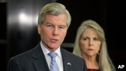 Mantan Gubernur Virginia, Bob McDonnell dan isterinya Maureen menolak memberi keterangan kepada media soal persidangannya (foto: dok).