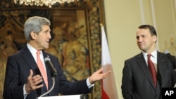 U.S. Secretary of State John Kerry, left, speaks during a press conference after talks with Polish Foreign Minister Radek Sikorski, right, in Warsaw, Poland, Nov. 5, 2013. 