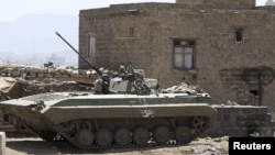 Un véhicule militaire blindé est apperçu à proximité du palais présidentiel à Sanaa, au Yémen, le 2 Avril 2015.