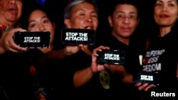 Des journalistes philippines, dont Maria Ressa (2ème à droite), lauréate 2021 du Prix mondial de la liberté de la presse Unesco/Guillermo, dénonçant les attaques contre la presse lors d'un rassemblement à Quezon City aux Philippines, le 15 février 2019.