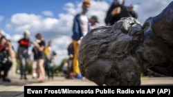 Minnesota shtatining Minneapolis shahrida namoyishchilar Xristofor Kolumbning haykalini qulatgan kun