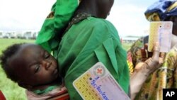 Internally displaced Congolese woman wait food to be distributed by the Red Cross on December 3, 2008 in Bweremana, northern Kivu.