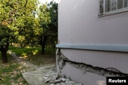 شکاف بزرگ در کنار یک خانه در روستای وکیفلی ترکیه