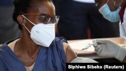 Une travailleuse de la santé reçoit le vaccin contre le coronavirus de Johnson et Johnson à l'hôpital universitaire Chris Hani Baragwanath de Soweto, en Afrique du Sud, le 17 février 2021.