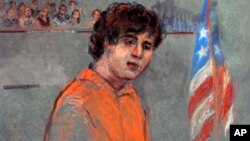 Boston federal sudi Sarnayevga 30 band bo'yicha ayblovchi o'qib eshittirgan.