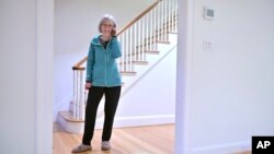 Klaudija Goldin u svom domu u Masašusetsu, dana kada je saznala da je dobila Nobelovu nagradu (Foto: AP/Josh Reynolds)