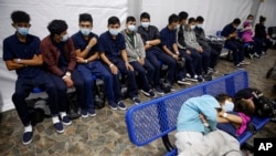 资料照片：无人陪伴的未成年移民在美国移民和边境保护局位于德克萨斯州里奥格兰德河谷的主要拘押设施内的二级处理中心内等候问话。(2021年3月30日)