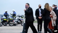 Američki državni sekretar Majk Pompeo izlazi iz aviona na aerodromu Le Bourget u Francuskoj, 14. novembra 2020. 