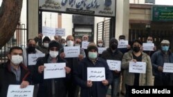 تجمع بازنشستگان معترض در مقابل سازمان تامین اجتماعی