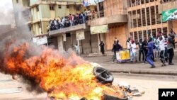 Les manifestants ont allumé un feu lors d'une manifestation pour demander la libération du politicien ougandais Robert Kyagulanyi, connu sous le nom de Bobi Wine, récemment arrêté pour trahison et possession d’armes à feu à Kampala, en Ouganda, le 20 août 2018.
