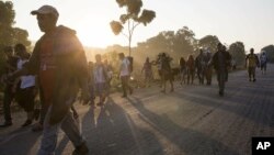 Les migrants d'Amérique centrale transitent ici dans la ville de Mapastepec (Mexique) le 24 octobre 2018.