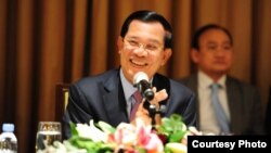 លោកនាយករដ្ឋ​មន្ត្រី​ ហ៊ុន សែន បាន​ជួប​ជាមួយ​នឹង​ពលរដ្ឋ​ខ្មែរ​រស់នៅ​សហរដ្ឋ​អាមេរិក កាណាដា និង​ពី​អ៊ឺរ៉ុប ដើម្បី​ពន្យល់​ពី​សភាពការណ៍​នយោបាយ និង​ការ​អភិវឌ្ឍន៍​ក្នុង​ប្រទេស​កម្ពុជា​នៅ​ទីក្រុង ញ៉ូយក សហរដ្ឋ​អាមេរិក កាល​ពី​ថ្ងៃ​ព្រហស្បតិ៍ ទី២៤ ខែ​កញ្ញា ឆ្នាំ២០១៥។ (រូបថត​ដក​ស្រង់​ចេញ​ពីទំព័រ Facebook របស់​លោក​នាយក​រដ្ឋ​មន្ត្រី ហ៊ុន សែន)