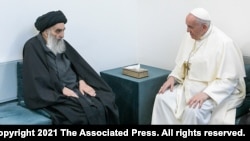 پاپ در سفر به عراق با آیت الله سیستانی، رهبر ارشد شیعیان عراق و یکی از مراجع تقلید شیعیان جهان دیدار کرد