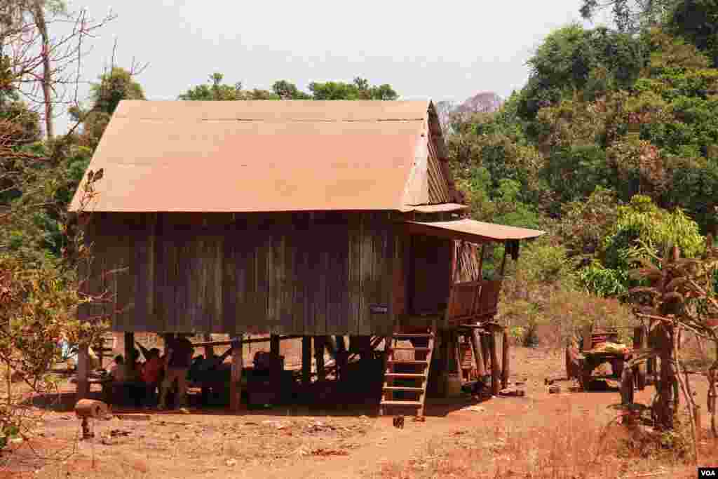 ផ្ទះ​នៅ​ភូមិ​នៅ​ភូមិ​​ភូមិ​ក្រង់​តេះ​​ ជា​ភូមិ​ដាច់​ស្រយាល​មួយ​​ក្នុង​ស្រុក​ពេជ្រាដា​ ដែល​ស្ថិត​នៅ​ក្បែរ​តំបន់​ព្រៃ​ការពារ​​ ខេត្តមណ្ឌល​គិរី​ កាល​ពី​ថ្ងៃ​ទី​១០ ខែ​មីនា ឆ្នាំ​២០១៥។​&nbsp;