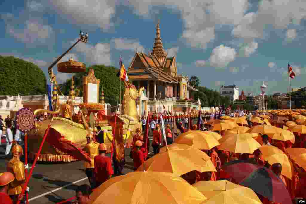 ព្រះ​រាជ​ពិធី​ដង្ហែ​ព្រះ​រាជ​គោរមងារ​កិត្តិយស​ "ព្រះស្រីលោកធម្មិករាជ" ថ្វាយ​ព្រះ​មហាក្សត្រ​សម្ដេច​ព្រះ​បរម​នាថ​ នរោត្ដម​ សីហមុនី​ នា​ព្រឹក​ថ្ងៃ​ទី​៣​ មិថុនា​ ២០១៥​​ នៅ​មុខ​ព្រះ​បរម​រាជ​វាំង។