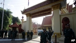 Petugas keamanan menjaga Mahkamah Agung yang sedang bersidang untuk membubarkan partai oposisi utama Kamboja, National Rescue Party (CNRP) di Phnom Penh, Kamboja, 16 November 2017.