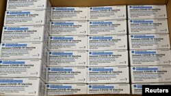 Kotak-kotak vaksin COVID-19 produksi Johnson & Johnson siap didistribusikan di Shepherdsville, Kentucky, 1 Maret 2021 (foto: dok). 