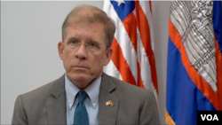 រូបឯកសារ៖ ឯកអគ្គរដ្ឋទូតសហរដ្ឋអាមេរិក​ប្រចាំ​នៅ​ប្រទេស​កម្ពុជា​លោក W. Patrick Murphy បាន​ផ្តល់បទសម្ភាស​ដល់​វីអូអេ នៅ​ស្ថានទូត​សហរដ្ឋ​អាមេរិក​ក្នុង​ទីក្រុង​ភ្នំពេញ កាលពី​ថ្ងៃទី១ ខែតុលា ឆ្នាំ​២០២១ អំពី​ស្ថានភាព​សិទ្ធិមនុស្ស និង​លទ្ធិប្រជាធិបតេយ្យ​នៅ​កម្ពុជា។ (វីអូអេ)