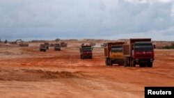 រូបឯកសារ៖ ការដ្ឋាន​សាង​សង់​ព្រលាន​យន្ត​ហោះ​​ដែល​អភិវឌ្ឍ​ដោយ​ក្រុម​ហ៊ុន Union Development Group នៅ​បទុម​សាគរ ខេត្ត​កោះ​កុង កាល​ពី​ខែ​​ឧសភា ២០១៨។