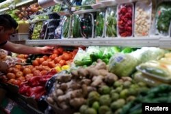 미국 워싱턴 D.C. 시내 식료품점에서 채소를 진열하고 있다. (자료 사진)