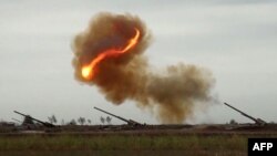 Tog'li Qorabog' to'qnashuvlarida Ozarbayjon artilleriyasi o't ochmoqda. 29-sentabr, 2020. 