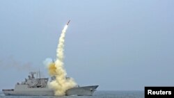 នាវា​ចម្បាំង​កូរ៉េ​ខាង​ត្បូង​បាញ់​បង្ហោះ​គ្រាប់​មីស៊ីល​ក្នុង​ការ​ធ្វើ​សមយុទ្ធ​កាលពី​ថ្ងៃទី១៤ ខែកុម្ភៈ ឆ្នាំ២០១៣។