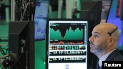 Seorang pialang saham di lantai bursa New York (NYSE) beberapa saat sebelum penutupan lantai bursa di New York, 17 Maret 2020. 