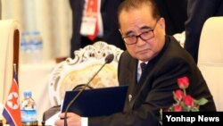 지난 10일 미얀마에서 열린 아세안지역안보포럼(ARF) 에 참석한 리수용 북한 외무상이 생각에 잠겨있다.