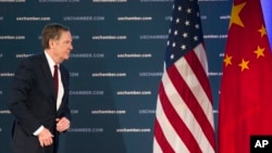 美国贸易代表莱特希泽（Robert Lighthizer）在华盛顿美国商会举办的第九届中国商务大会上发表演讲后离开舞台（2018年5月1日）。