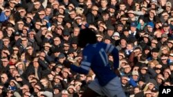 Les supporteurs se protégeant les yeux contre le soleil lors d'un match de Premier League entre Everton et Southampton, au stade de Goodison Park, Liverpool le 29 décembre 2013.