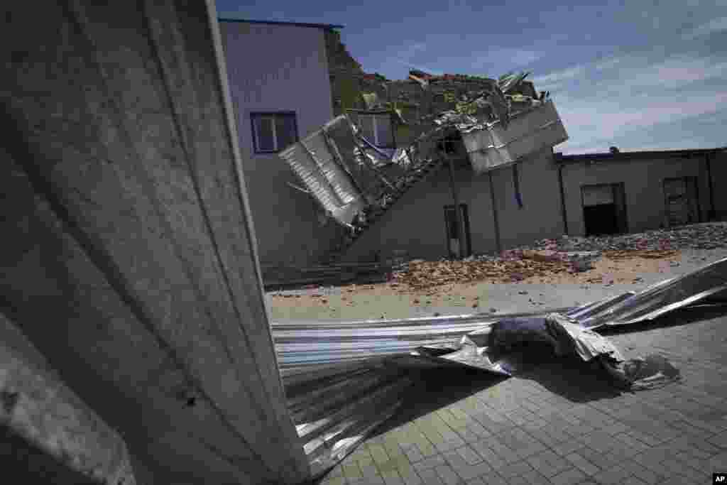 A car wash is seen after it was destroyed by shelling from Ukrainian government forces in Slovyansk, Ukraine, May 23, 2014.