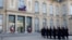Garda Republik Prancis berjalan di halaman menjelang kedatangan para pemimpin Eropa untuk pertemuan mengenai Ukraina dan keamanan Eropa di Istana Elysee di Paris, Prancis, 17 Februari 2025. (Gonzalo Fuentes/REUTERS)