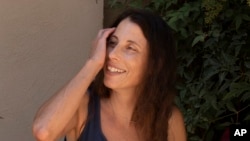 Idit Harel Segal, warga Eshhar, Israel utara, mendonorkan ginjalnya untuk seorang anak Palestina dari Jalur Gaza, 13 Juli 2021. (AP Photo/Maya Alleruzzo).
