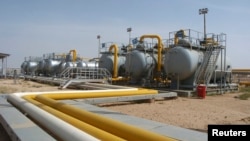 រូបឯកសារ៖ ទិដ្ឋភាព​នៃ​រោង​ចក្រ​ប្រេង​មួយ​នៅ​ទីក្រុង Al-Shaddadeh ប្រទេសស៊ីរី។