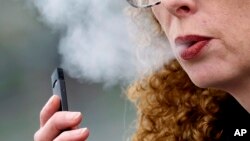 រូបឯកសារ៖ ស្ត្រីម្នាក់​កំពុង​ជក់បារីអេឡិចត្រូនិក នៅ​ទីក្រុង Vacouver រដ្ឋវ៉ាស៊ីនតោន សហរដ្ឋអាមេរិក កាលពីថ្ងៃទី១៦ ខែមេសា ឆ្នាំ២០១៩។ 