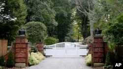 ჯორჯ სოროსის სახლის ჭიშკარი კატონაში, ნიუ-იორკის შტატი. 23 ოქტომბრის ფოტო.