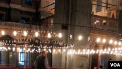 Menyajikan tajil atau kudapan buka puasa di masjid-masjid seperti ini, menjadi sebuah bentuk amal yang lazim di bulan Ramadhan ini, termasuk di Amerika.