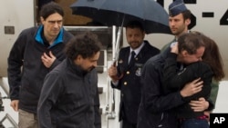 Tiga wartawan Spanyol yang dibebaskan Antonio Pampliega, Jose Manuel Lopez, dan Angel Sastre. Madrid, Spanyol (Foto: Presidencia del Gobierno)