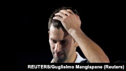 Le Serbe Novak Djokovic réagit après avoir perdu son match de demi-finale contre l'Allemand Alexander Zverev, le 20 novembre 2021. 