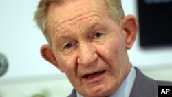 Mantan tentara AS desertir, Charles Robert Jenkins, yang menghabiskan 40 tahun masa hidupnya di Korea Utara, setelah melarikan diri dari unitnya di Zona Demiliterisasi Korea Utara, berbicara kepada wartawan di Tokyo, Rabu, 12 Oktober 2005. 